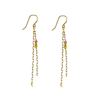 Goldene Ohrringe mit doppelten Ketten und rosa, gelbgrünen Turmalin-Perlen, klassischer Haken.