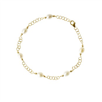 Feines Armband mit ovalen Süßwasserperlen und goldenen Kettengliedern, Verschluss sichtbar.
