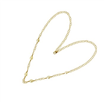 Goldkette mit weißen Perlen in Herzform, gleichmäßig verteilt, auf weißem Hintergrund.