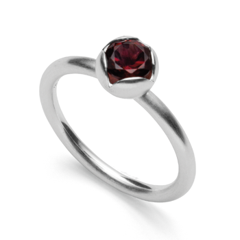 925/- Ring mat, Granat 0,83ct, von Bastian Inverun