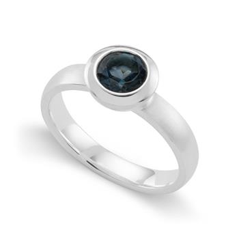 925/- Rh Ring blå topas 0,89,ct mat/pol, von Bastian Inverun