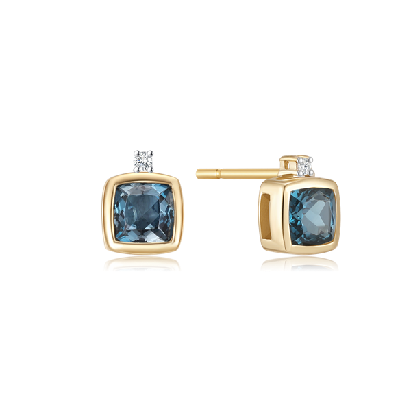 Goldene Ohrringe mit quadratischem blauem Edelstein und klarem Stein darüber.