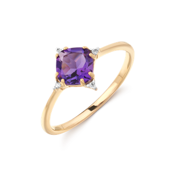 Goldring mit großem, violettem Edelstein, flankiert von klaren Steinen, auf schlichtem Band.