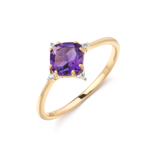 Goldring mit großem, violettem Edelstein, flankiert von klaren Steinen, auf schlichtem Band.