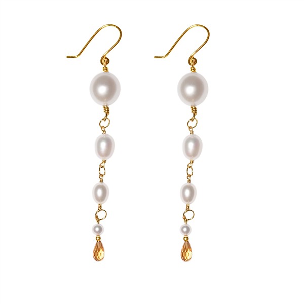 Elegante Ohrringe mit weißen Perlen, goldenen Verbindungen und bernsteinfarbenen Steinen.