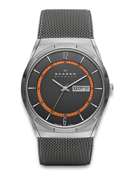 Schwarzes Zifferblatt, orange Akzente, Datumsanzeige zeigt 25. März, graues Armband.