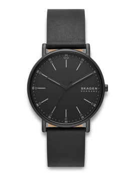 Minimalistische Skagen-Uhr mit schwarzem Zifferblatt, Lederarmband und "SKAGEN"-Marke.