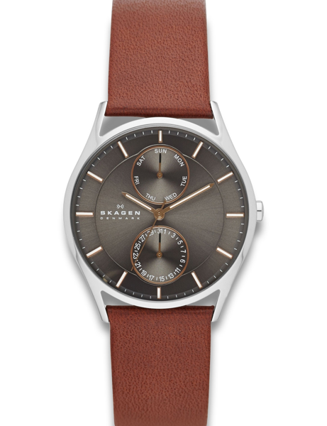 Uhr mit braunem Lederarmband, grauem Zifferblatt, Tages- und 24-Stunden-Anzeige.
