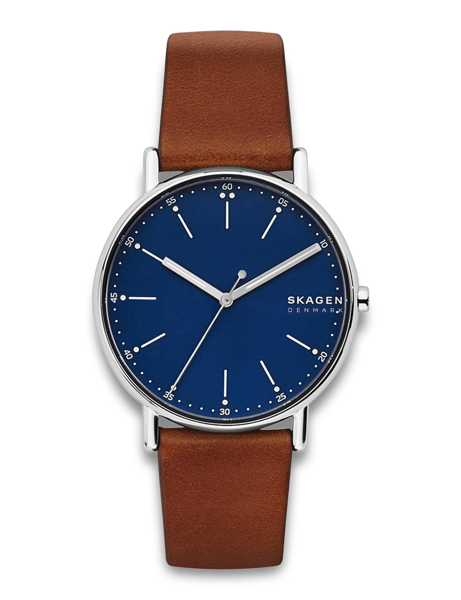 Uhr mit blauem Zifferblatt, braunem Lederarmband, Aufschrift "SKAGEN" und "DENMARK" auf dem Zifferblatt.