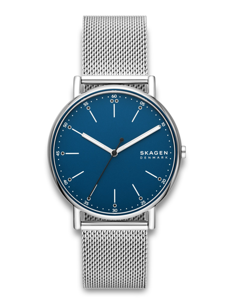 Blaues Zifferblatt mit weißen Markierungen, silbernes Netzarmband, sichtbares Skagen-Branding.