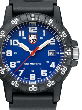 Blaues Zifferblatt, weiße Zahlen, Datumsanzeige rechts, schwarzes Gehäuse, Luminox-Logo.