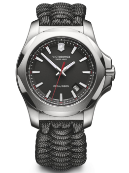 Schwarzes Zifferblatt, silberne Markierungen, Datumsanzeige bei 4 Uhr, schwarzes geflochtenes Armband.