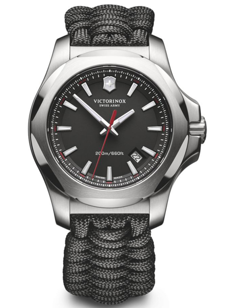 Schwarzes Zifferblatt, silberne Markierungen, Datumsanzeige bei 4 Uhr, schwarzes geflochtenes Armband.
