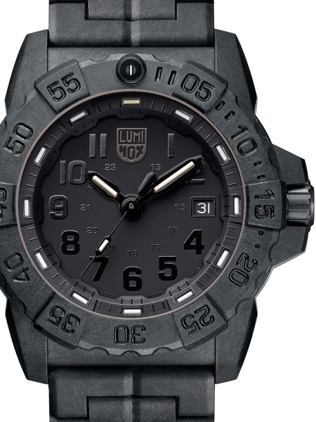 Schwarze Luminox-Uhr mit großen Ziffern, drehbarer Lünette und Datumsfenster rechts.