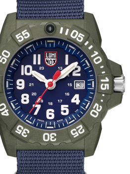Nahaufnahme der Luminox Navy Seal Uhr mit Dreh-Lünette, Datumsanzeige und Luminox-Logo auf Zifferblatt.