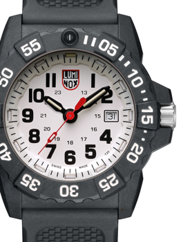 Schwarzes Gehäuse, weißes Zifferblatt, schwarze Stundenmarkierungen, Luminox-Logo, Datumsanzeige.