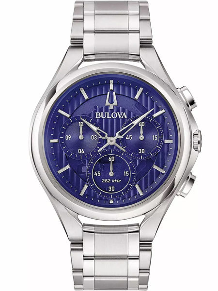 Blaues Zifferblatt mit drei Chronographen, silberfarbenes Metallarmband, modernes Design.