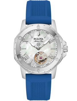 Silberne Uhr mit blauem Band, offenes Zifferblatt, "Bulova Marine Star" und "100m" Aufschrift.