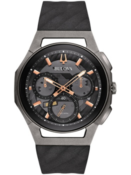 Schwarzes Armband, rundes Zifferblatt, drei Hilfszifferblätter, Markenname "Bulova" sichtbar.