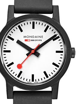 Weiße Mondaine-Uhr, schwarzes Gehäuse, rote und schwarze Zeiger, "SBB CFF FFS" in Rot.
