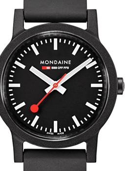 Schwarzes Zifferblatt mit weißen Markierungen, rotem Sekundenzeiger, "Mondaine", "SBB CFF FFS", "Swiss Made".