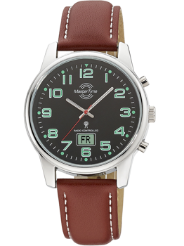 Schwarzes Zifferblatt mit leuchtenden Zahlen, digitalem Datum und braunem Lederarmband.