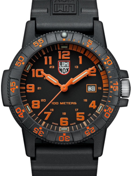 Schwarzes Zifferblatt, orange Ziffern/Zeiger, Datumsanzeige bei 3 Uhr, bis 100m wasserdicht.