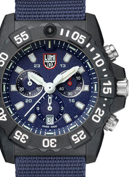 Schwarzes Gehäuse, blaues Zifferblatt, Luminox-Logo, Chronographen, Datumsanzeige bei 6 Uhr.